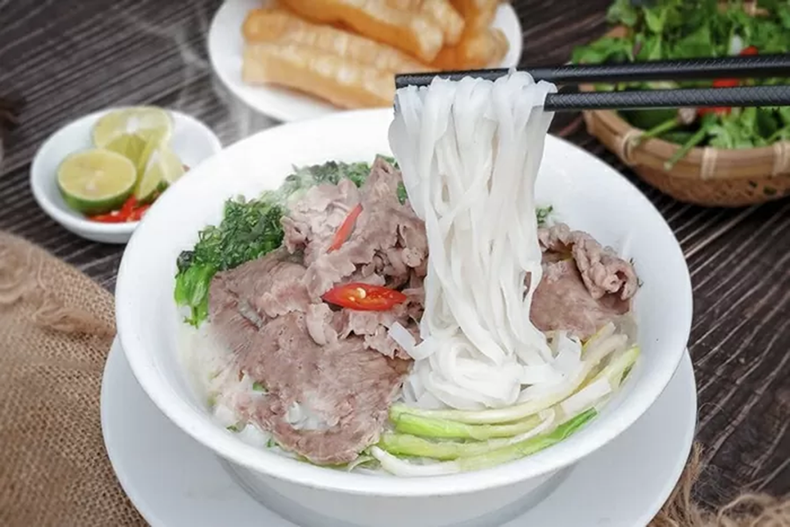 Le pho au bœuf vietnamien figure dans la liste des 100 meilleurs plats du monde en 2024, sélectionnée par le site culinaire Taste Atlas. Photo : Ngon Ha Noi 2.png