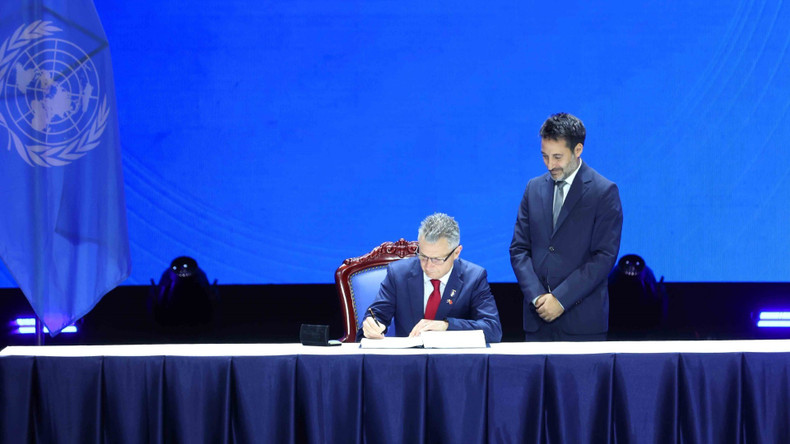 M. Matt Thistlethwaite, vice‑ministre des Affaires étrangères et du Commerce australien, signe la Convention de l’ONU sur la cybercriminalité. Photo : VNA b.jpg