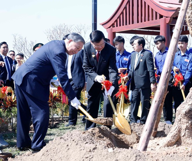Le secrétaire général du PCV, To Lam, et le secrétaire général du PPRL et président lao, Thongloun Sisoulith, plantent un arbre commémoratif lors de la cérémonie d&apos;inauguration du Parc de l&apos;amitié Laos-Vietnam. Photo : VNA