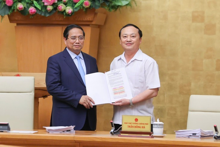 Le président de La Voix du Vietnam, Do Tien Sy (droite), a remis au Premier ministre un ouvrage regroupant les meilleurs articles réalisés par les journalistes de la radio nationale. Photo : VGP/Nhat Bac. Le président de La Voix du Vietnam, Do Tien Sy (droite), a remis au Premier ministre un ouvrage regroupant les meilleurs articles réalisés par les journalistes de la radio nationale. Photo : VGP/Nhat Bac.