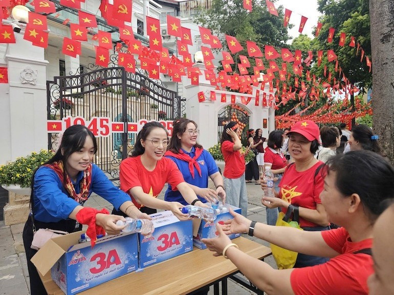 De nombreux jeunes portent des foulards ou des T-shirts aux couleurs rouge et or du drapeau vietnamien lors des activités célébrant la fête nationale à Hanoï. 3-2334.jpg