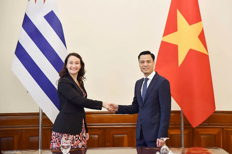 Le vice-ministre vietnamien des affaires étrangères, Dang Hoang Giang, accueille son homologue uruguayenne, Valeria Csusaki. a.png