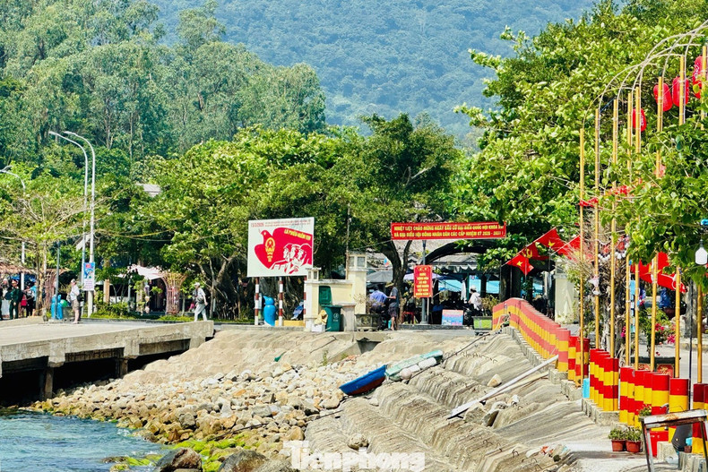 Pendant ce temps, sur l’île de Tan Hiep (Cu Lao Cham), les drapeaux, banderoles et affiches colorent également les rues et les hameaux, créant une atmosphère festive à l’approche de ce grand rendez-vous national.