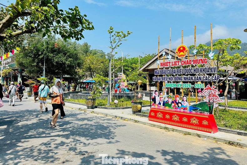 Pour ce scrutin, la commune insulaire de Tan Hiep compte trois bureaux de vote, installés dans les maisons culturelles des villages Bai Huong, Bai Lang et Bai Ong.