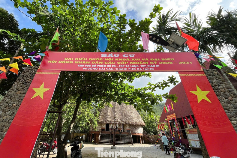 Dans les zones où résident de nombreuses communautés ethniques minoritaires, les préparatifs se déroulent également avec soin. Le bureau de vote n°25 du quartier de Hai Van est installé dans la maison communautaire guol du hameau de Ta Lang. Cette maison traditionnelle du peuple Co Tu a été décoré de drapeaux et de banderoles pour l’occasion.