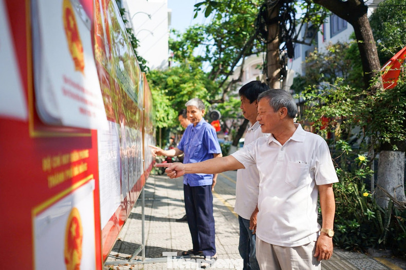 L’atmosphère tournée vers la journée électorale se diffuse des sièges des institutions aux quartiers résidentiels et aux différentes artères, témoignant de l’intérêt et des attentes des habitants pour cet événement politique majeur du pays. Dans le quartier de Hai Chau, les listes des candidats à l’Assemblée nationale et au Conseil populaire, ainsi que celles des électeurs, sont affichées depuis début mars dans les zones résidentielles afin que les citoyens puissent les consulter.