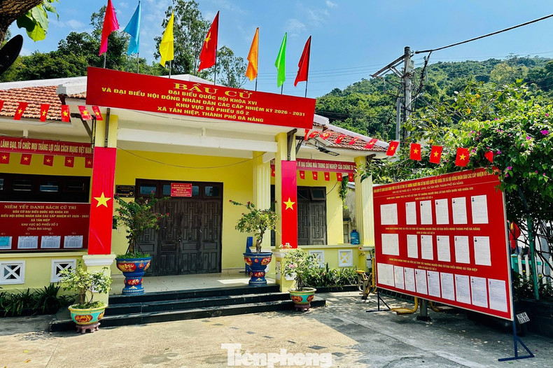 Dans chacun de ces bureaux, les listes électorales et les biographies succinctes des candidats sont affichées. En raison de la situation particulière de cette commune insulaire éloignée du continent, l’actualisation des listes d’électeurs a été menée avec une grande rigueur, en coordination étroite avec les forces de police afin de vérifier les données démographiques et de procéder à des contrôles auprès de chaque foyer.