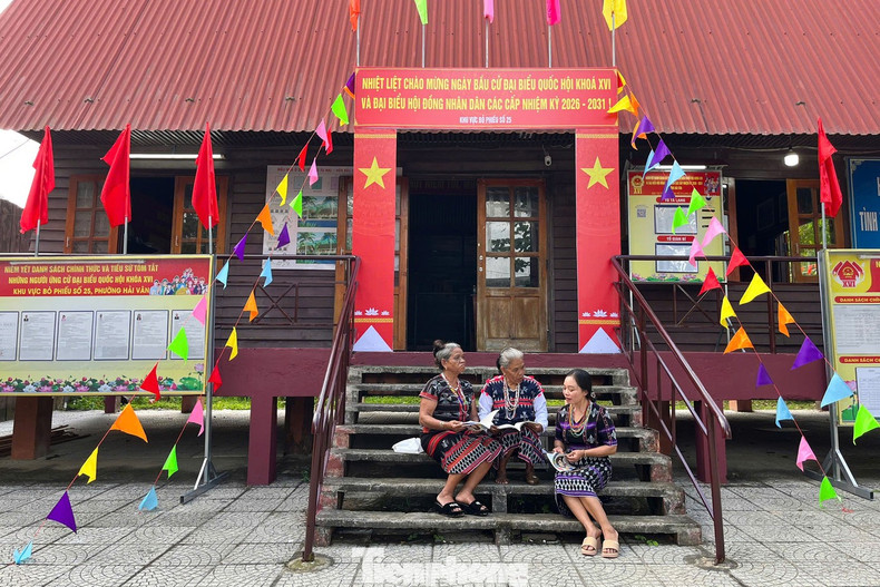 Ce bureau de vote compte 616 électeurs, dont la majorité appartient à la communauté Co Tu vivant dans les hameaux de Ta Lang et Gian Bi. Ces derniers jours, les habitants se rendent régulièrement à la maison guol pour suivre les informations sur l’élection et se renseigner sur les candidats.