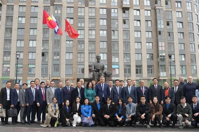 La délégation vietnamienne et des amis russes devant le monument dédié au Président Ho Chi Minh à Saint-Pétersbourg. Photo : VNA. La délégation vietnamienne et des amis russes devant le monument dédié au Président Ho Chi Minh à Saint-Pétersbourg. Photo : VNA.