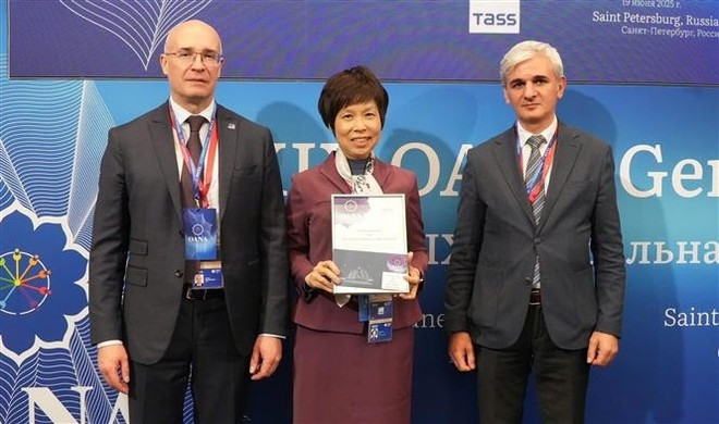 La directrice générale de la VNA, Vu Viet Trang, reçoit les prix de l'OANA au nom des auteurs vietnamiens primés. Photo : VNA La directrice générale de la VNA, Vu Viet Trang, reçoit les prix de l'OANA au nom des auteurs vietnamiens primés. Photo : VNA