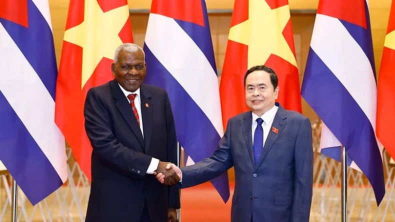 Le président de l’Assemblée nationale, Tran Thanh Man et le président de l’Assemblée nationale du Pouvoir populaire, président du Conseil d’État de Cuba, Esteban Lazo Hernandez. Photo : VNA. a.png