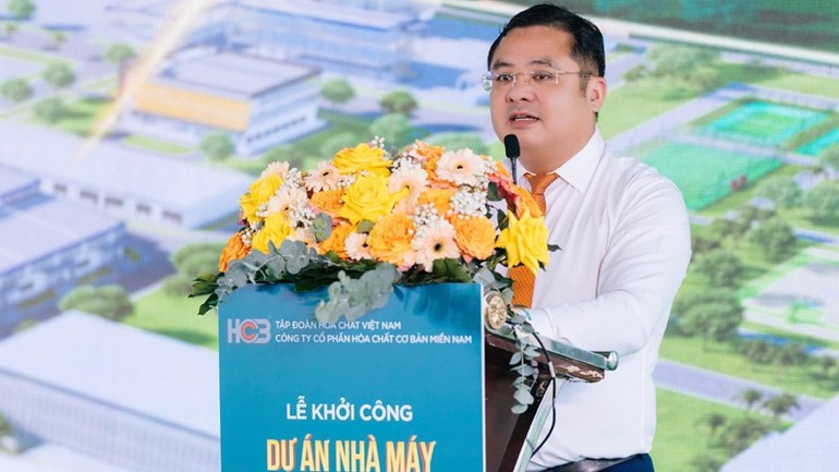 Phung Quang Hiep, membre du Comité du Parti auprès du gouvernement, secrétaire du Comité du Parti et président du Conseil des membres de Vinachem, prononce un discours d’orientation lors de la cérémonie. b.jpg