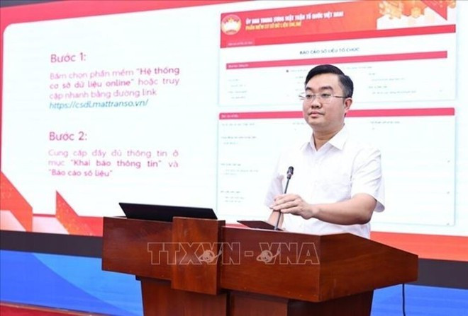 Nguyên Ba Cat, directeur du Centre d'information et de transformation numérique du Comité central du Front de la Patrie du Vietnam, présente le "Front numérique". Photo : VNA. Nguyên Ba Cat, directeur du Centre d'information et de transformation numérique du Comité central du Front de la Patrie du Vietnam, présente le "Front numérique". Photo : VNA.