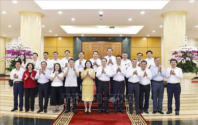 Le président de l'Assemblée nationale, Tran Thanh Man, avec la permanence du Comité provincial du Parti de Quang Tri. Photo: VNA Le président de l'Assemblée nationale, Tran Thanh Man, avec la permanence du Comité provincial du Parti de Quang Tri. Photo: VNA