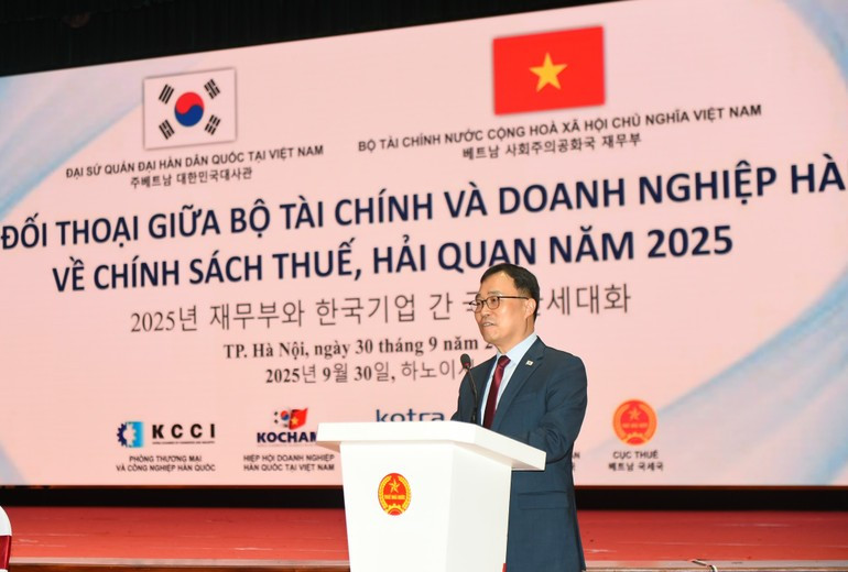 L’ambassadeur de la République de Corée au Vietnam, M. Choi Young Sam, a pris la parole lors de la conférence. 2.jpg