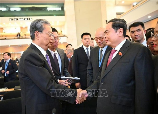 Le président de l'Assemblée nationale du Vietnam, Trân Thanh Mân (droite), et le président du Comité permanent de l’Assemblée populaire nationale de Chine, Zhao Leji, lors de la Sixième Conférence mondiale des présidents de parlement, à Genève. Photo : VNA. Le président de l'Assemblée nationale du Vietnam, Trân Thanh Mân (droite), et le président du Comité permanent de l’Assemblée populaire nationale de Chine, Zhao Leji, lors de la Sixième Conférence mondiale des présidents de parlement, à Genève. Photo : VNA.