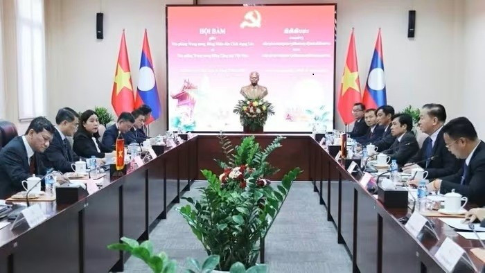 L’auteur, à l’extrême droite, lors d’un événement de contacts bilatéraux Vietnam‑Laos. Photo TGCC a.jpg