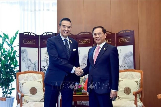 Bui Thanh Son (droite) et Maris Sangiampongsa. Photo : VNA. Bui Thanh Son (droite) et Maris Sangiampongsa. Photo : VNA.