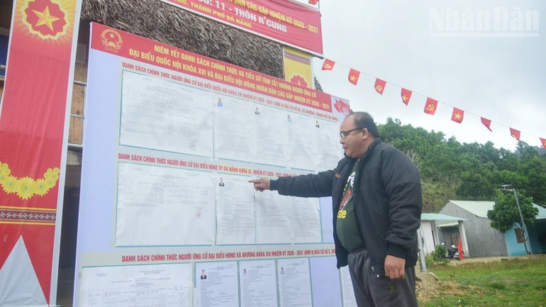 À Da Nang, les communes montagneuses se parent de drapeaux pour les élections ảnh 5