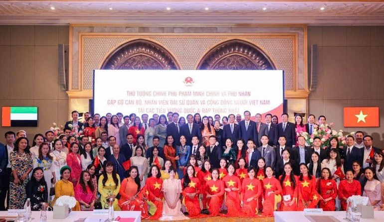 Lors de la visite officielle du Premier ministre Pham Minh Chinh aux EAU en octobre 2024, une rencontre avec la communauté vietnamienne a mis en lumière ces contributions. 4.jpg