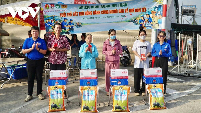 4 phần quà được trao tặng cho gia đình khó khăn