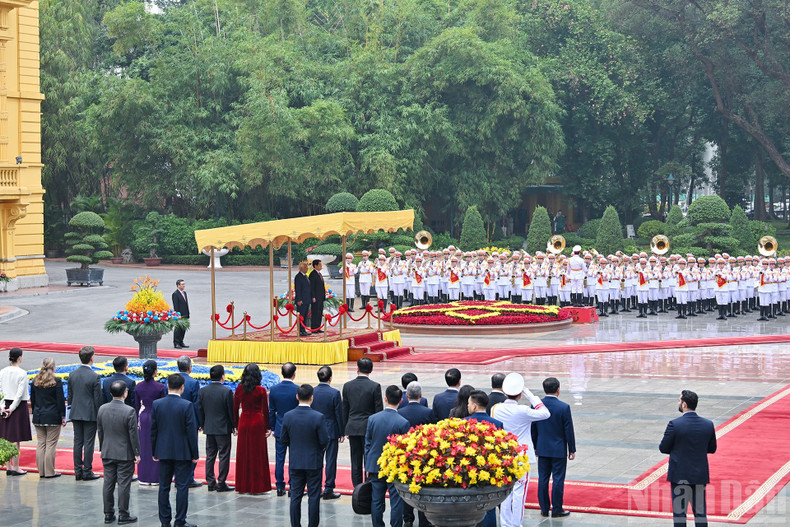Les deux dirigeants se tiennent côte à côte sur l’estrade officielle, tandis que retentissent les hymnes de l’Union européenne et du Vietnam, interprétés par l’orchestre militaire.