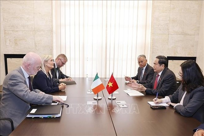 Le président de l’Assemblée nationale Tran Thanh Man rencontre Verona Murphy, Ceann Comhairle (présidente) du Dáil Éireann – la chambre basse de l’Oireachtas (Parlement) irlandais. Photo : VNA. Le président de l’Assemblée nationale Tran Thanh Man rencontre Verona Murphy, Ceann Comhairle (présidente) du Dáil Éireann – la chambre basse de l’Oireachtas (Parlement) irlandais. Photo : VNA.