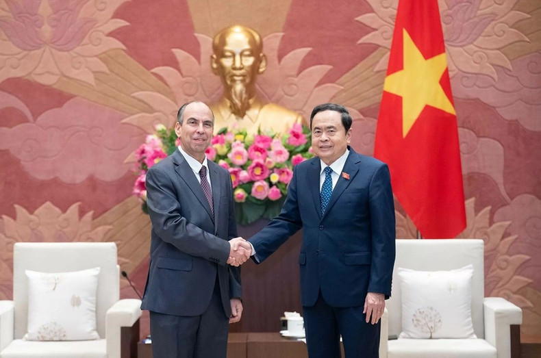 Le président de l’Assemblée nationale, Tran Thanh Man, reçoit l’ambassadeur Rogelio Polanco Fuentes. Photo : quochoi.vn 3c.jpg