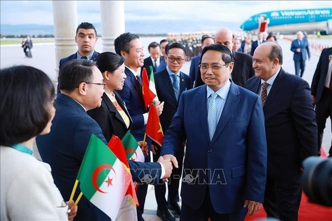 Le personnel de l&apos;ambassade et la communauté vietnamienne en Algérie accueillent le Premier ministre Pham Minh Chinh et le Premier ministre algérien Sifi Ghrieb. Photo: VNA