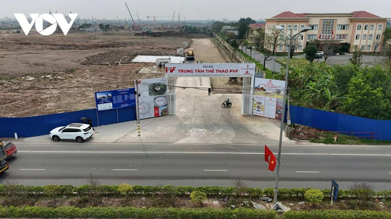 Situé dans la commune de Nghia Tru, le stade PVF a été lancé le 19 octobre 2025. D’une capacité de 60 000 places, il est réalisé sous la maîtrise d’ouvrage du ministère de la Sécurité publique, avec Vinhomes comme entrepreneur principal.