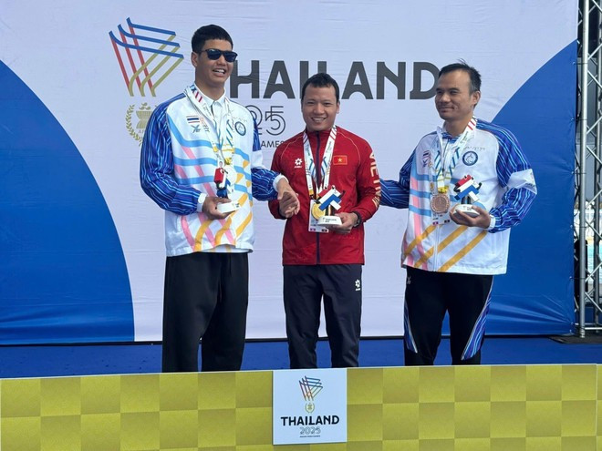 Le joueur Nguyen Van Hanh remporte la médaille d'or du 50 m brasse messieurs SB11. Photo : VNA