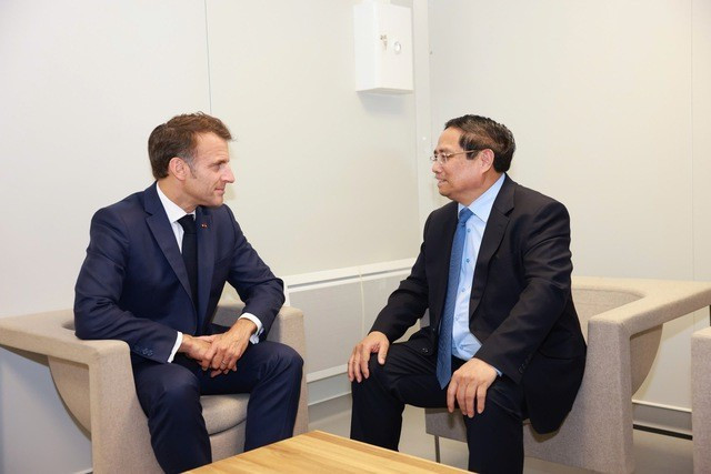 Le Premier ministre Pham Minh Chinh (à droite) et le président français Emmanuel Macron, à Nice, en France, le 9 juin. Photo : VNA. Le Premier ministre Pham Minh Chinh (à droite) et le président français Emmanuel Macron, à Nice, en France, le 9 juin. Photo : VNA.