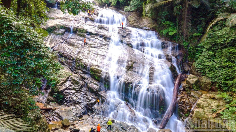 Franchir la cascade Duong Cam au sud-ouest de l’ancienne province de Quang Binh, aujourd’hui Quang Tri. 2-9603.jpg