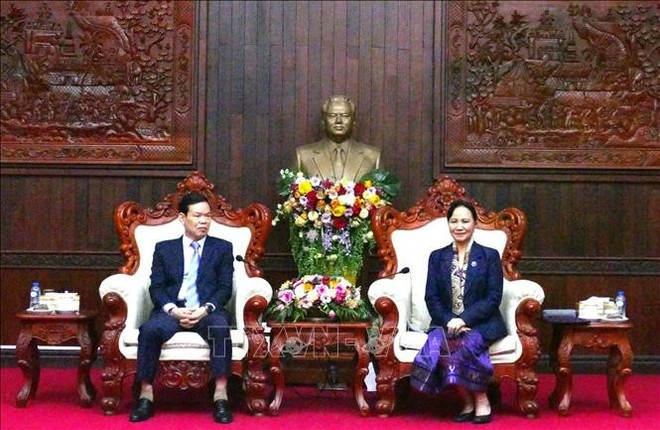 Trieu Tai Vinh, vice-président de la Commission de sensibilisation, d’éducation et de mobilisation des masses du Comité central du Parti communiste du Vietnam (PCV), et Inlavanh Keobounphanh, vice-présidente du Front lao d’édification nationale. Photo : VNA