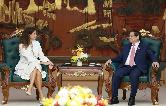 Le Premier ministre Pham Minh Chinh et María Victoria "Marí" Zingoni, directrice générale (PDG) des activités Power du groupe américain GE Vernova, en visite de travail au Vietnam. Photo : VNA. Le Premier ministre Pham Minh Chinh et María Victoria "Marí" Zingoni, directrice générale (PDG) des activités Power du groupe américain GE Vernova, en visite de travail au Vietnam. Photo : VNA.