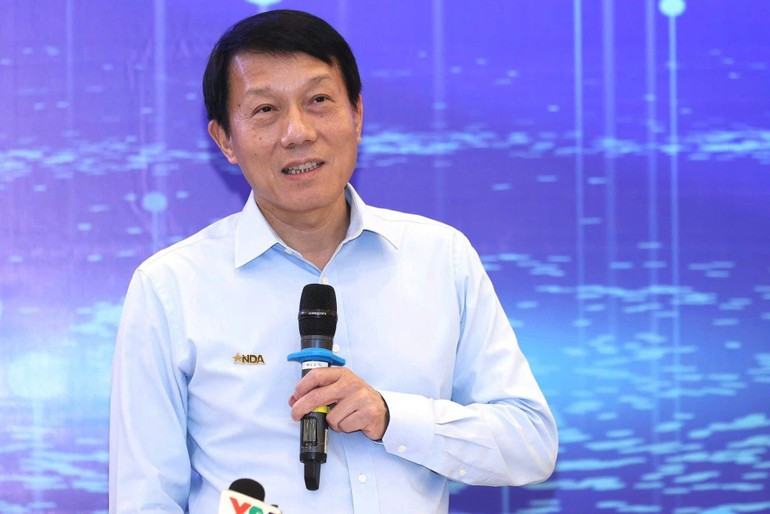 Le général Luong Tam Quang, membre du Bureau politique, ministre de la Sécurité publique et président de l’Association nationale des données, a présidé la réunion. Photo : AND. b.jpg