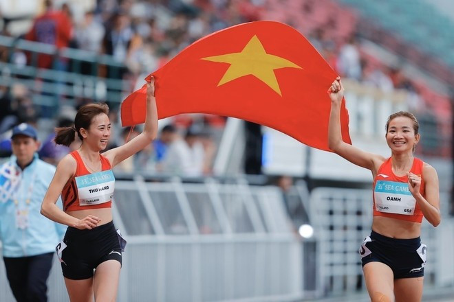 Nguyen Thi Oanh (droite) marque sa 15e médaille d’or en athlétisme aux SEA Games. Photo : VNA.