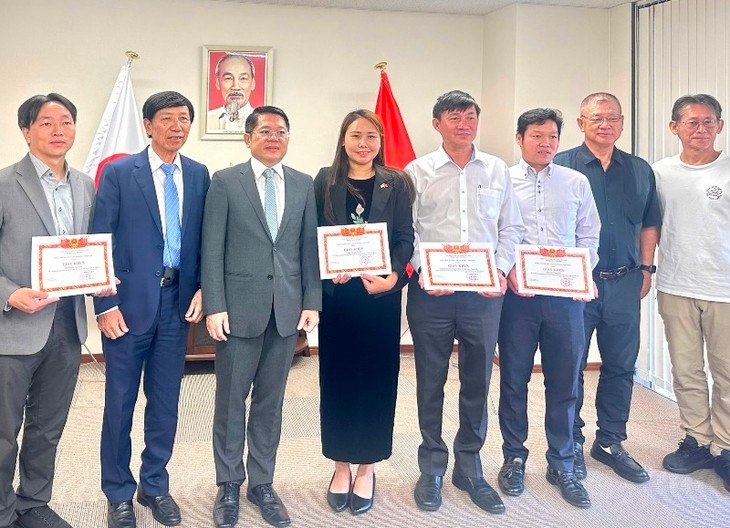 Le consul général Ngo Trinh Ha (troisième à partir de la gauche) remet des certificats de mérite aux organisations et associations ayant contribué activement à la mise en réseau des entreprises, au soutien de la communauté et au renforcement des relations d’amitié Vietnam–Japon. Photo : VOV 2.jpg