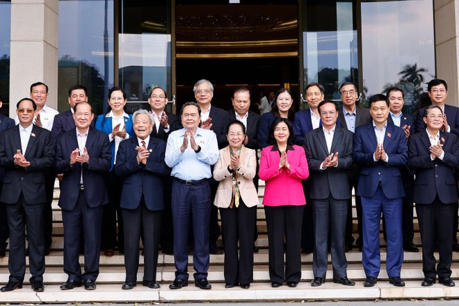résident de l’Assemblée nationale, Tran Thanh Man, la présidente du Comité central du Front de la Patrie du Vietnam, Bui Thi Minh Hoai et des délégués. Photo : VNA.
