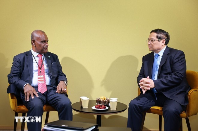 Le Premier ministre Pham Minh Chinh rencontre son homologue des Îles Salomon, Jeremiah Manele. Photo : VNA. Le Premier ministre Pham Minh Chinh rencontre son homologue des Îles Salomon, Jeremiah Manele. Photo : VNA.