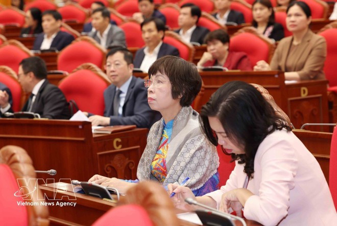 La directrice générale de l’Agence vietnamienne d’information (VNA) Vu Viêt Trang et d'autres responsables lors de la conférence. Photo : VNA