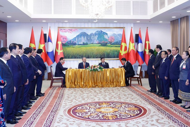Le secrétaire général To Lam et le secrétaire général et président lao Thongloun Sisoulith à la cérémonie de signature du protocole d&apos;accord entre les deux BP pour 2026. Photo: VNA