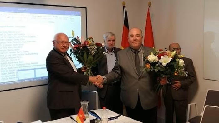 Rolf Schulze (à l’extrême droite), président de l’Association Allemagne-Vietnam et ancien ambassadeur d’Allemagne à Hanoï, salue les acquis de la coopération entre les deux pays au cours des 50 dernières années. Photo : Ambassade du Vietnam en Allemagne a.jpg