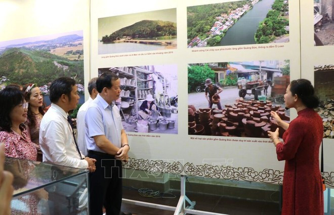 Présentation d'images du village de poterie de Quang Duc au musée provincial de Phu Yen. Photo : VNA. Présentation d'images du village de poterie de Quang Duc au musée provincial de Phu Yen. Photo : VNA.