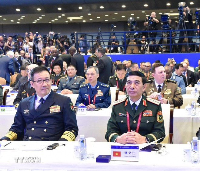 Le général Phan Van Giang, ministre de la Défense (droite) au forum. Photo: VNA Le général Phan Van Giang, ministre de la Défense (droite) au forum. Photo: VNA