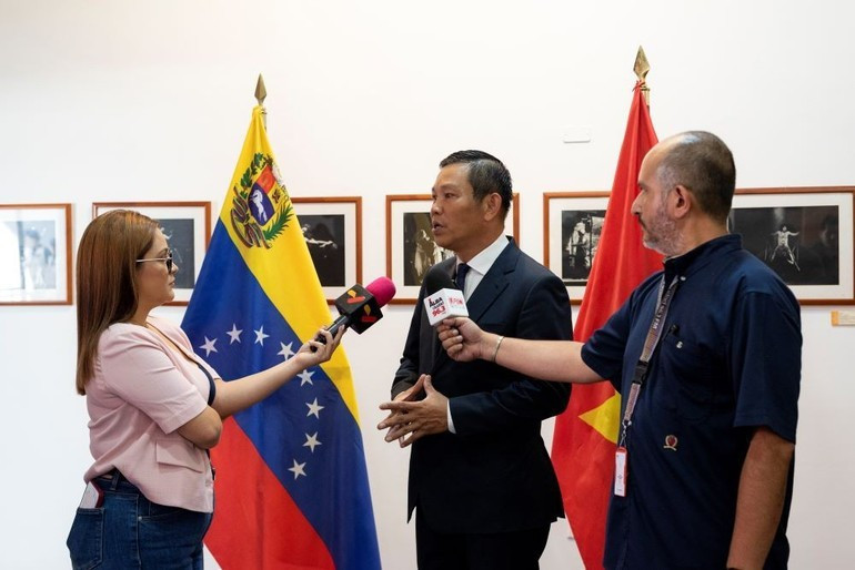 L’ambassadeur du Vietnam au Venezuela, Vu Trung My, répond aux médias locaux au sujet de la réorganisation administrative du Vietnam, le 2 juillet. Photo : Ambassade du Vietnam au Venezuela. baochi1.jpg