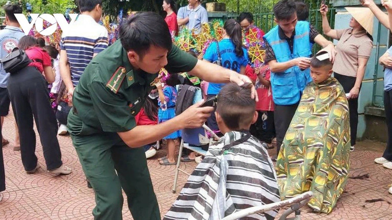 Les soldats ont également participé à des activités solidaires : coupe de cheveux gratuite pour les enfants, distribution de friandises et de fournitures scolaires. 2-7930.jpg