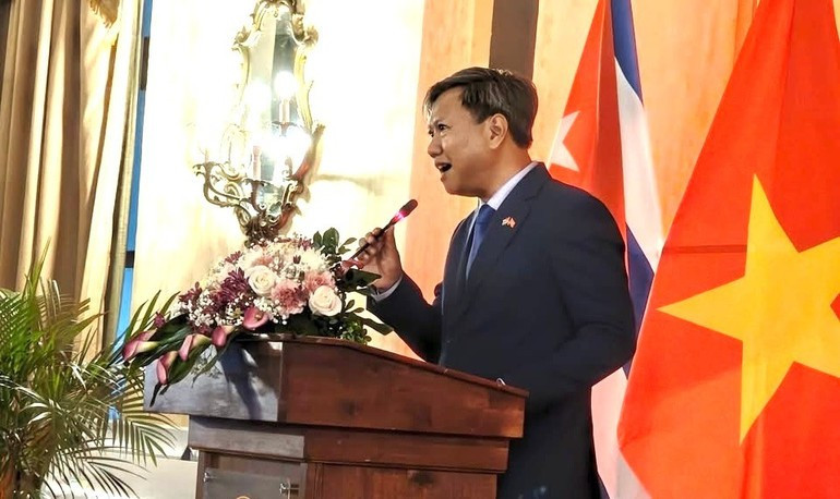 L’ambassadeur Le Quang Long prend la parole lors de la cérémonie. Photo : Ambassade du Vietnam à Cuba 2.jpg
