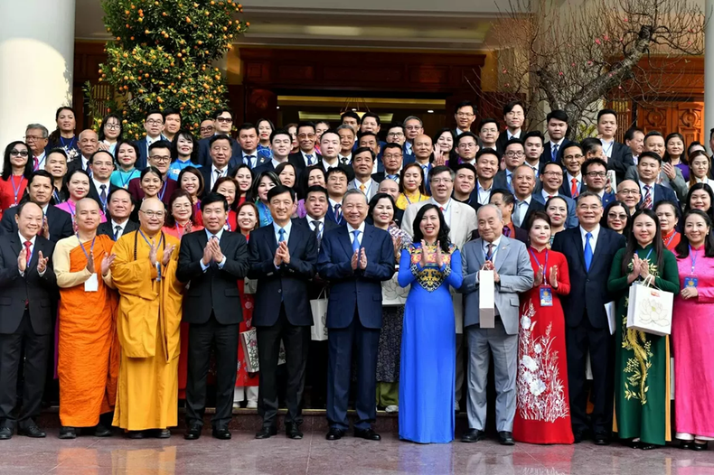 Le secrétaire général du Parti communiste vietnamien, To Lam, pose avec des représentants éminents de la diaspora lors du programme « Printemps au pays natal » 2025. Photo : NDEL. a.png