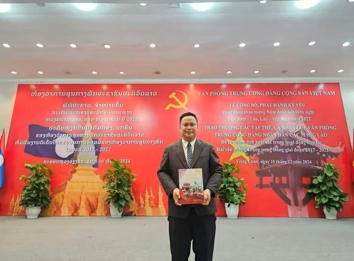 (Photo de l’auteur lors de la cérémonie de lancement du recueil commémoratif — TGCC) b.jpg